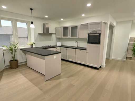 U-opgestelde showroomkeuken