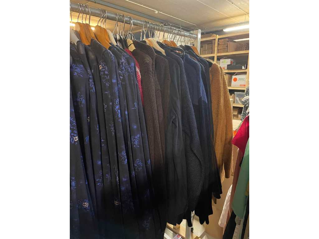 Set van 76 kleding van verschillende merken, waaronder Diane Laury nieuwe items - verschillende maten - staaf niet inbegrepen
