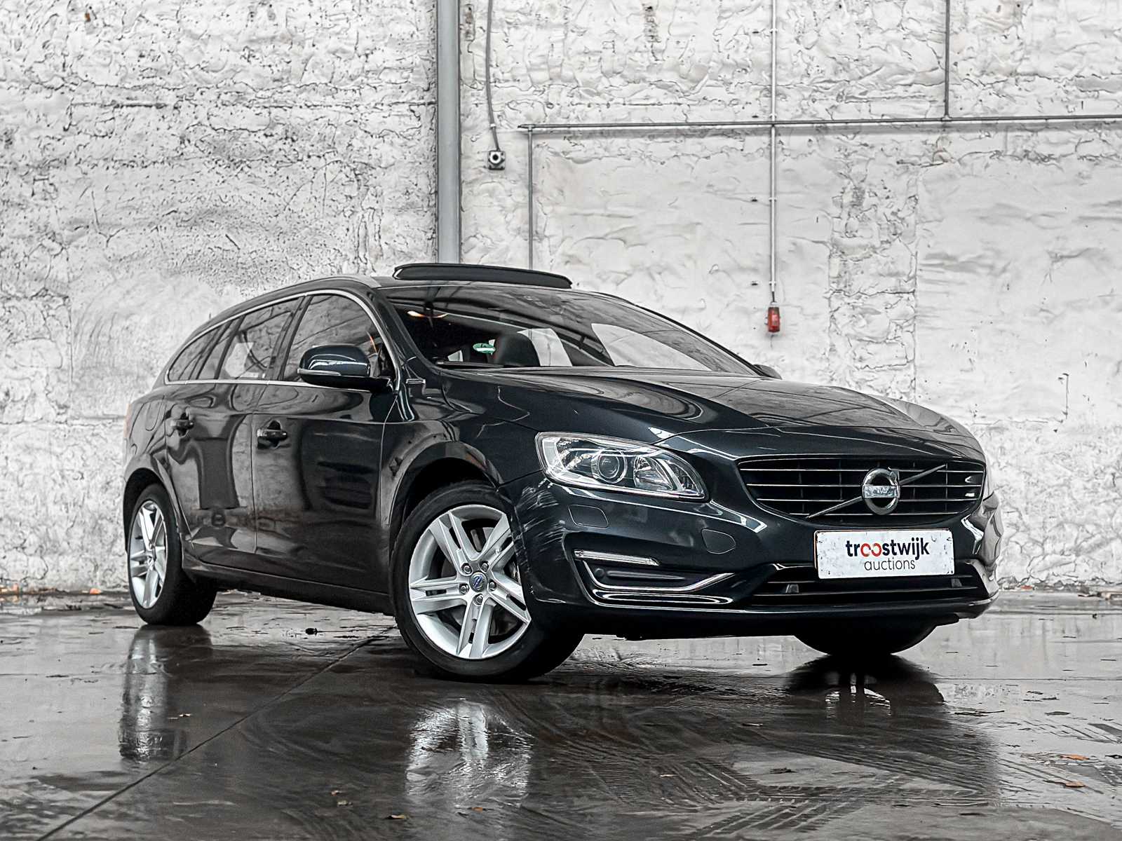 Volvo V60 2.4 D6 AWD Pl.i Sum. 215pk 2014, 3-TLD-47