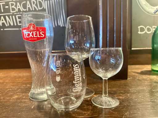 Eine Party von Glaswaren in der Bar