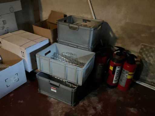 Lotto di bicchieri impilati