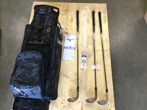 Geant? de golf ?i 3 crose ?i m?nu?i