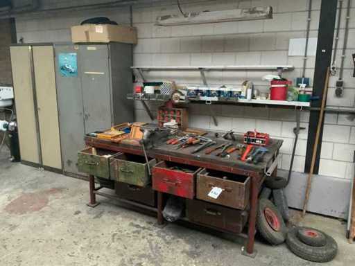 Warsztat i 2 szafki z zawartością