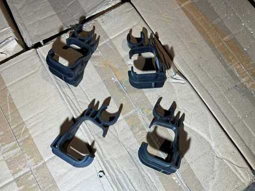 Partia plastikowych komponentów Esdec Flatfix Fusion.