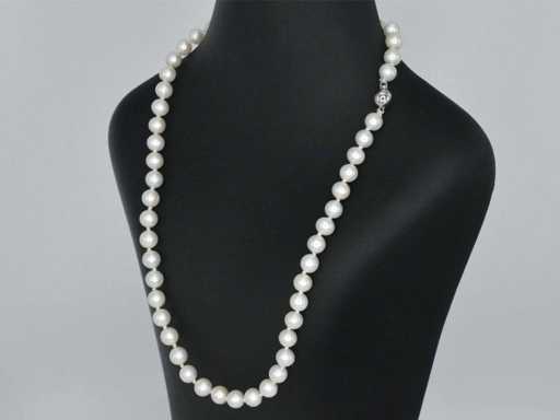Collier de perles avec fermoir en or blanc et diamant