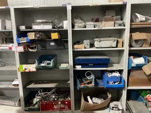 Metalen kasten met inhoud (2x)