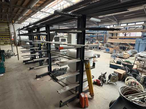 Schweres Lagerregal aus Stahl