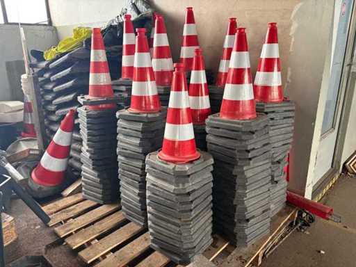 Traffic cones / pylons with heavy feet – large number of units