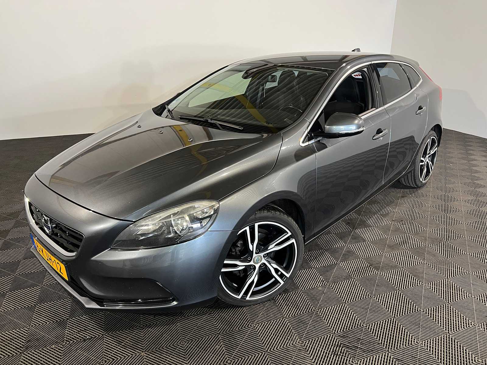 Volvo V40 1.6 D2 Momentum, 6-KJH-12