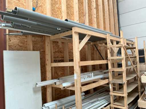 Holzgestell mit Inhalt