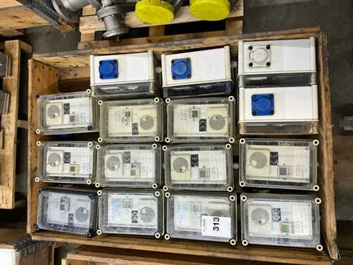 Armoire 230V avec interrupteur crépusculaire et minuterie (15x)