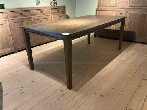 Holzesstisch im Esszimmer