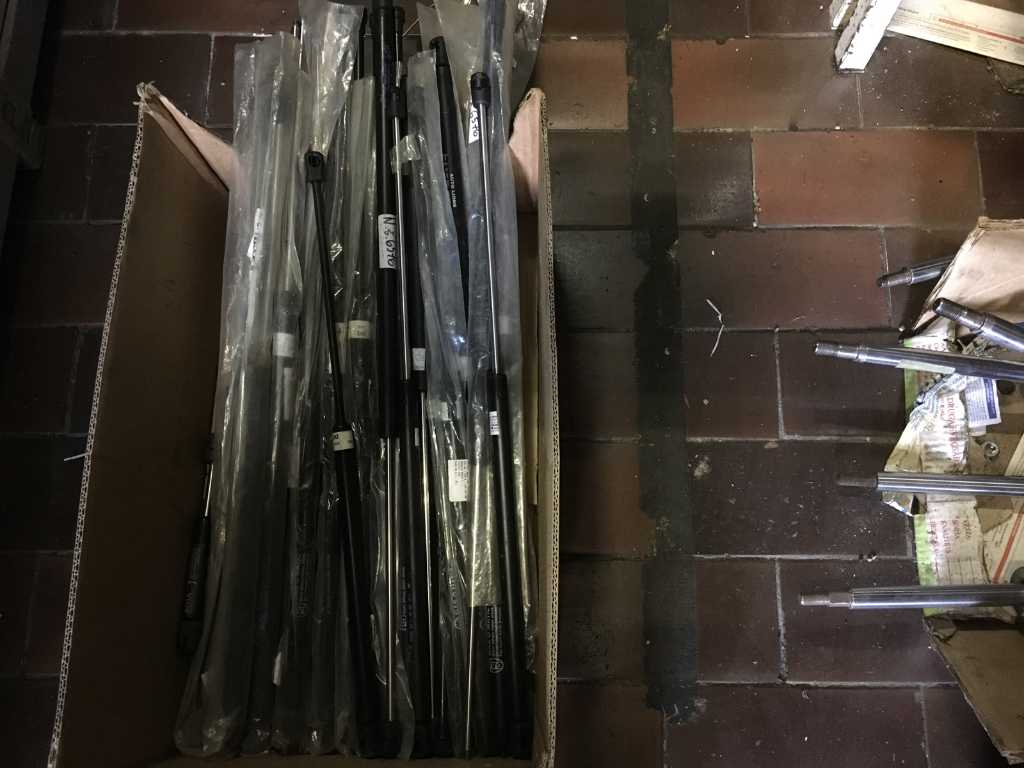 Stock of gas springs for car doors (20x)