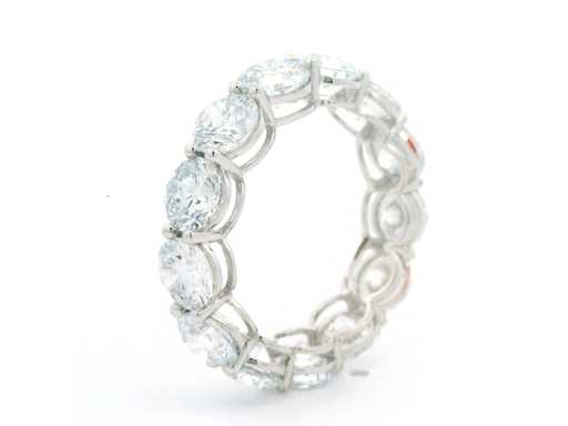 Ring aus 18 Karat Weißgold mit 6,47 crt. Diamant