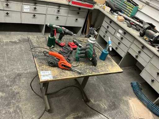 Arbeitstisch inklusive Handwerkzeuge
