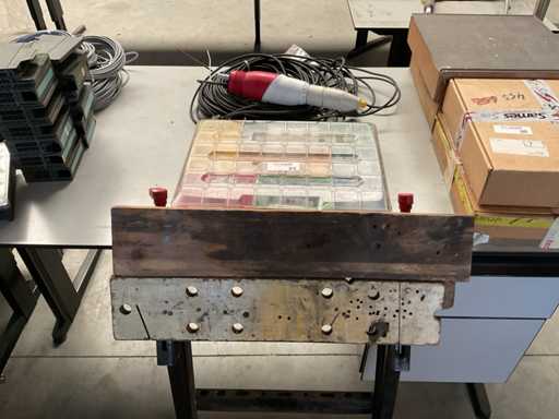 - Stoł roboczy z różnymi akcesoriami