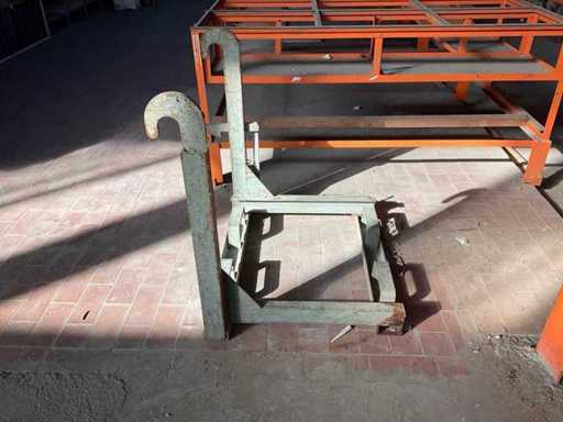 Lifting aid for tipping bucket