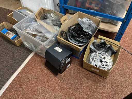 Un lot de pinioane, frâne și lanțuri Shimano