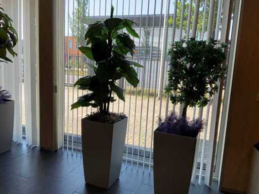 Plantă artificială în ghiveci
