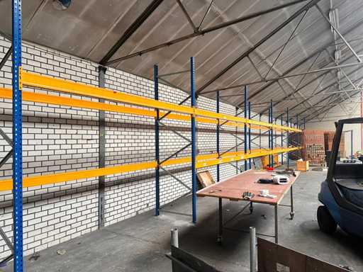 Charge von Regalmaterial – Regale