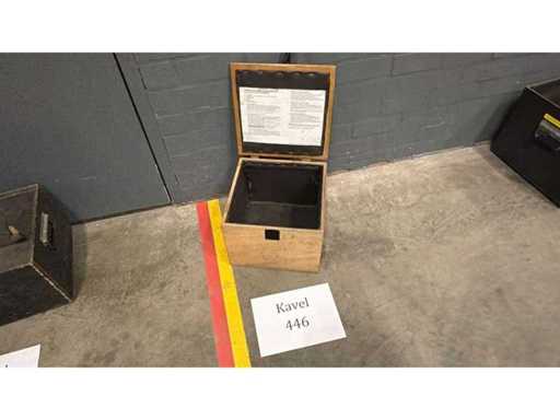 Houten bak met deksel scharnier