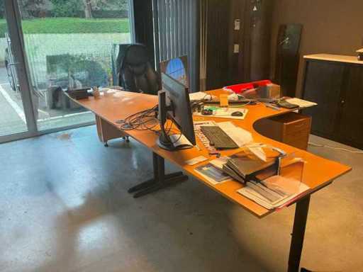 2 L- bureaus 2m/2m. (Links en rechts) met lade blokken