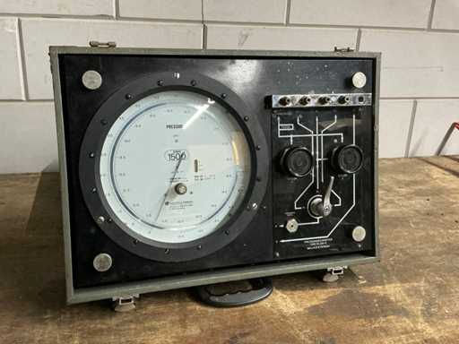 Wallace & Tiernan FA-235 Precision pressure gauge calibration case