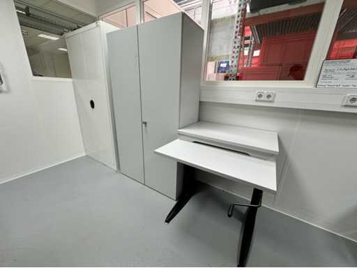   Armoires d’atelier + bureau d’ordinateur avec contenu