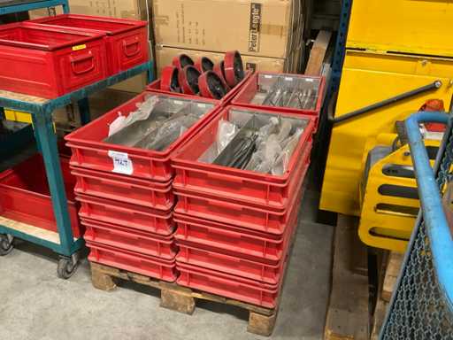 Stapelkrat met machine onderdelen (20x)