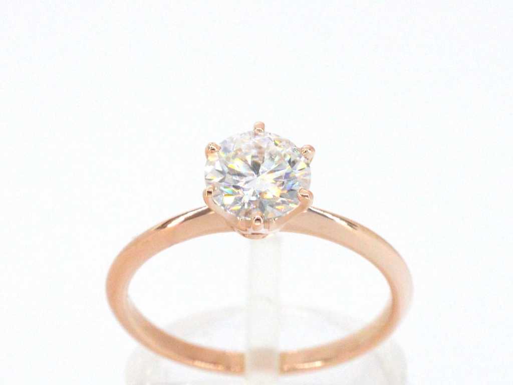 Bague en or rose sertie d’un diamant taille brillant de 1,00 carat.