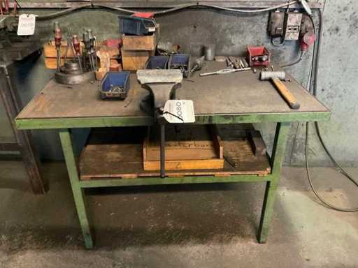 Banco de trabajo con contenido residual