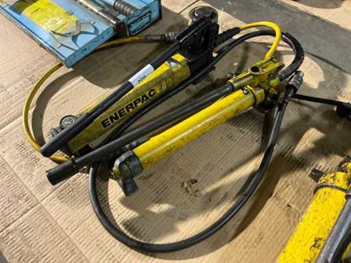 Pompe hydraulique manuelle Enerpac (2x)