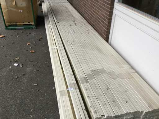 Des perles de verre blanches de 590 cm de long. (48x)