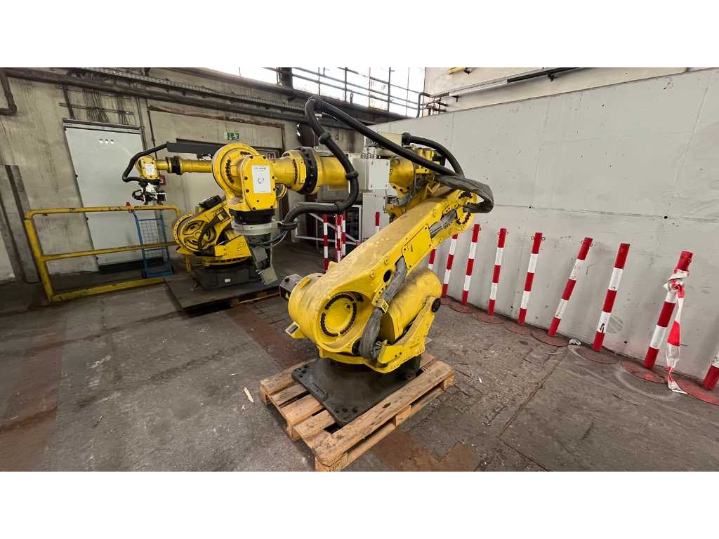 2016 Fanuc R-2000iC/165F Handling robot