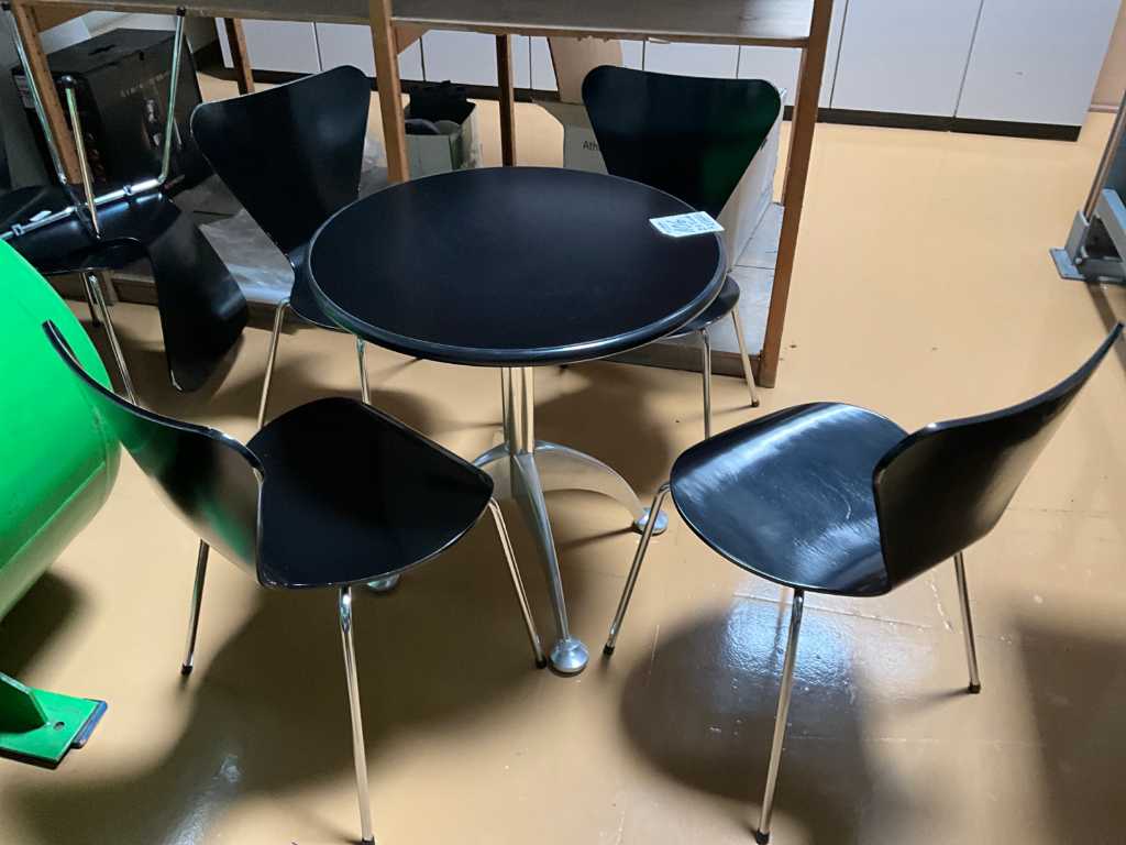 Beaucoup de tables de bistrot avec chaises