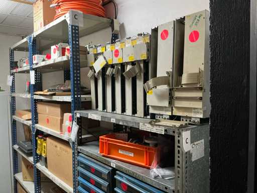 Charge von Leistungsmodulen und elektrischen Ersatzteilen für CNC