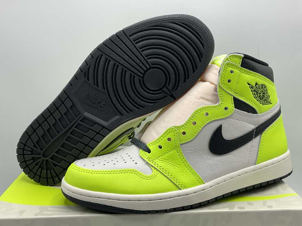 Nike Jordan 1 Retro High OG Volt Yellow Sneakers 44
