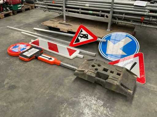 Various traffic signs (5x)