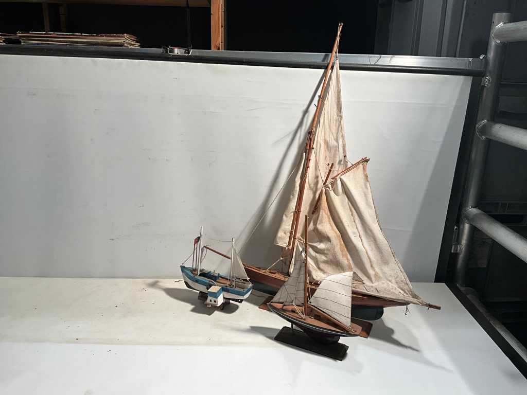 Model boat (3x)