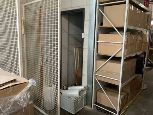 Contenu sous les escaliers