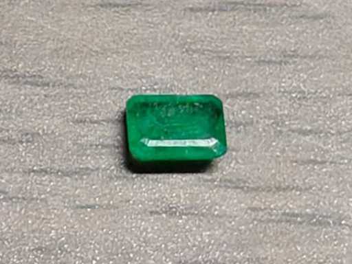 Natuurlijk groen gedolven smaragd-0,47-karaat