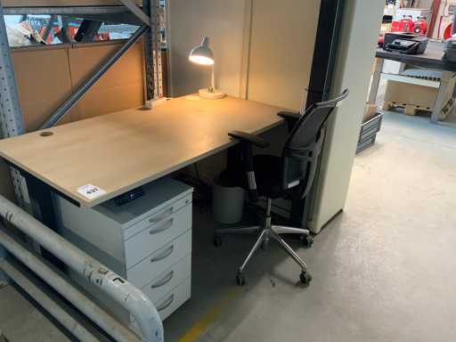 Allestimento della scrivania del magazzino