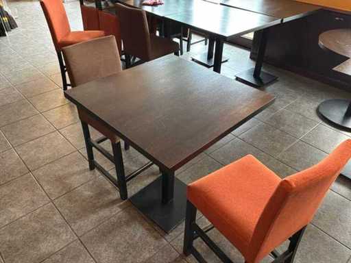 Chaise et tables de restaurant