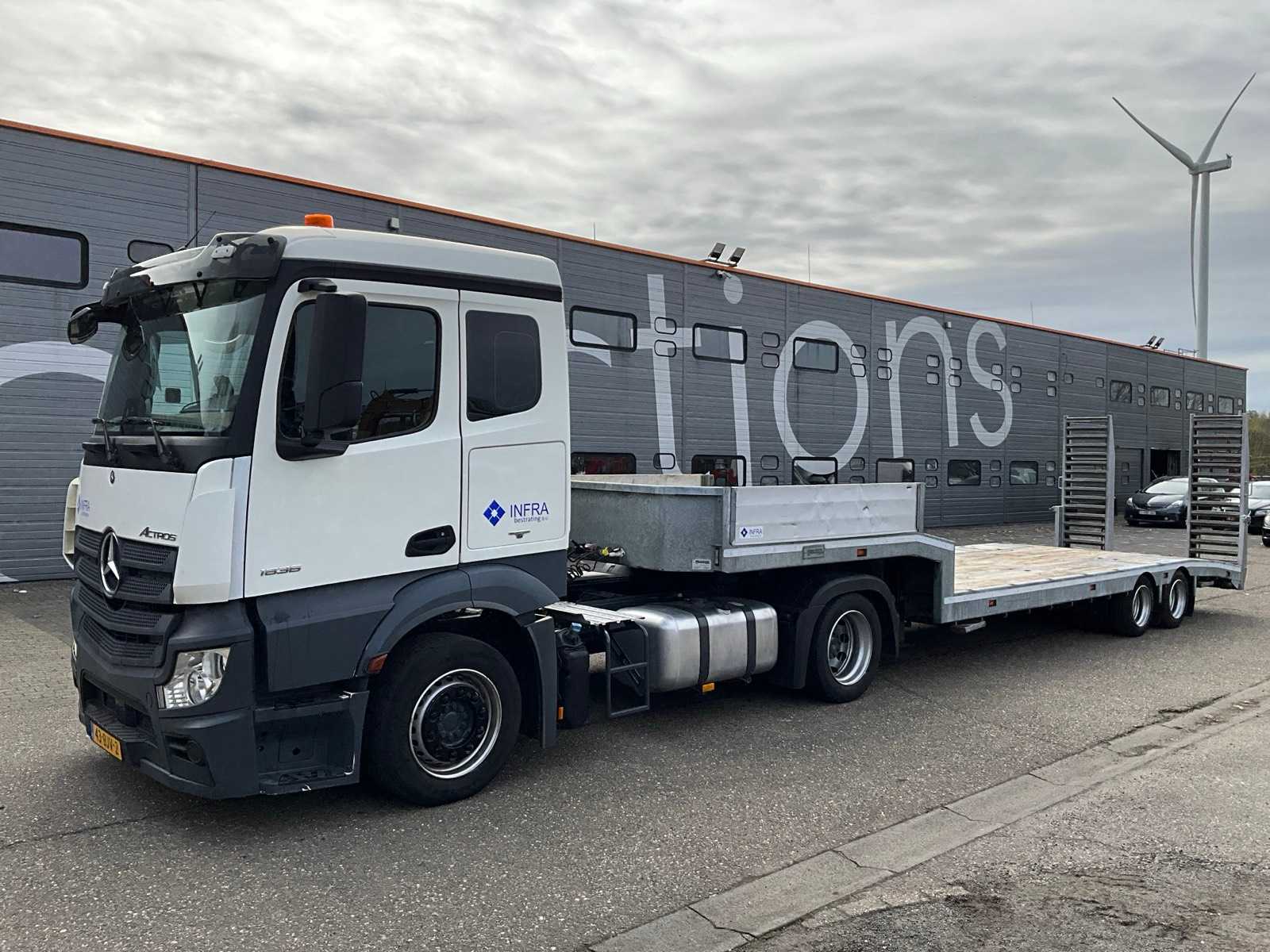 2018 Mercedes-Benz Actros 1836 EURO6 Truck with Field Houses Semi-trailer