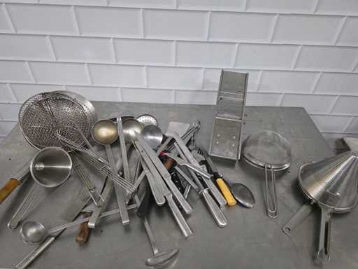 Lot de diverses fournitures de boucherie (découpe)