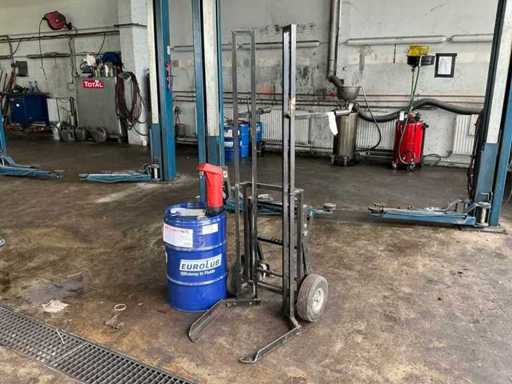 Transportkar voor olievaten inclusief olie