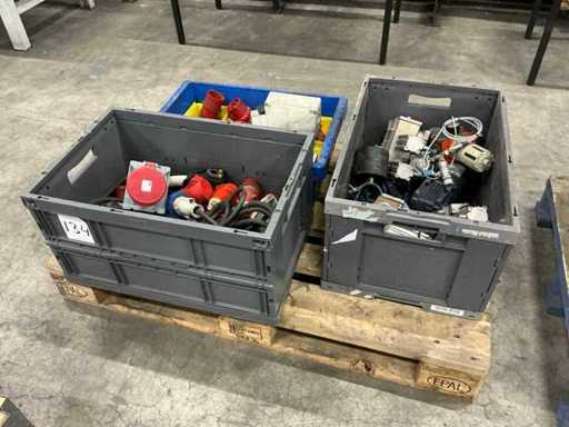 Un lot de conectori de alimentare