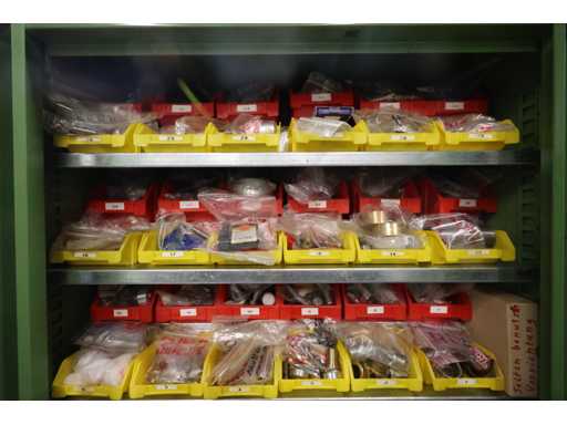   Werkzeugschrank mit Inhalt