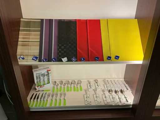 Ssw/Kela Partij bestek en onderleggers en tafelmessen