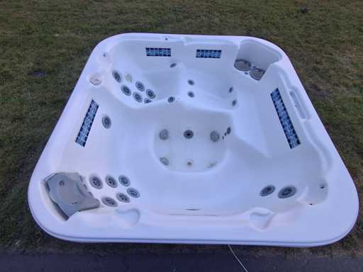 O dimensiune a unui jacuzzi pentru 5 persoane și un spa în aer liber